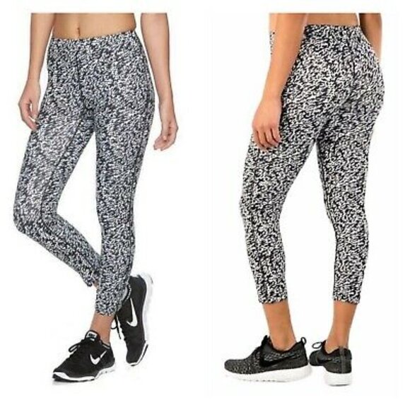 Nike Pronto Essential Running Crop Leggings/Tights Size Medium - Picture 1 of 8